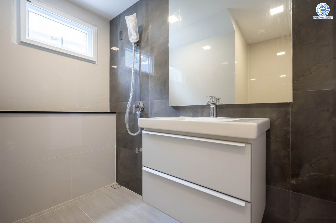 บ้านมือสองตกแต่งใหม่ ม.ศุภาลัย ออร์คิดปาร์ค1 บางแค ดีไซน์หรูหรา เนื้อที่ 117.7 ตร.ว. ฟังก์ชัน 4 ห้องนอน 4 ห้องน้ำ 1 ห้องแม่บ้าน จอดรถได้ 4 คัน บนทำเลเดินทางสะดวก เชื่อมต่อหลายเส้นทาง ใกล้เดอะมอลล์บางแค ทางด่วน "กาญจนาภิเษก" และรถไฟฟ้าสายสีน้ำเงิน "สถานีภาษีเจริญ"